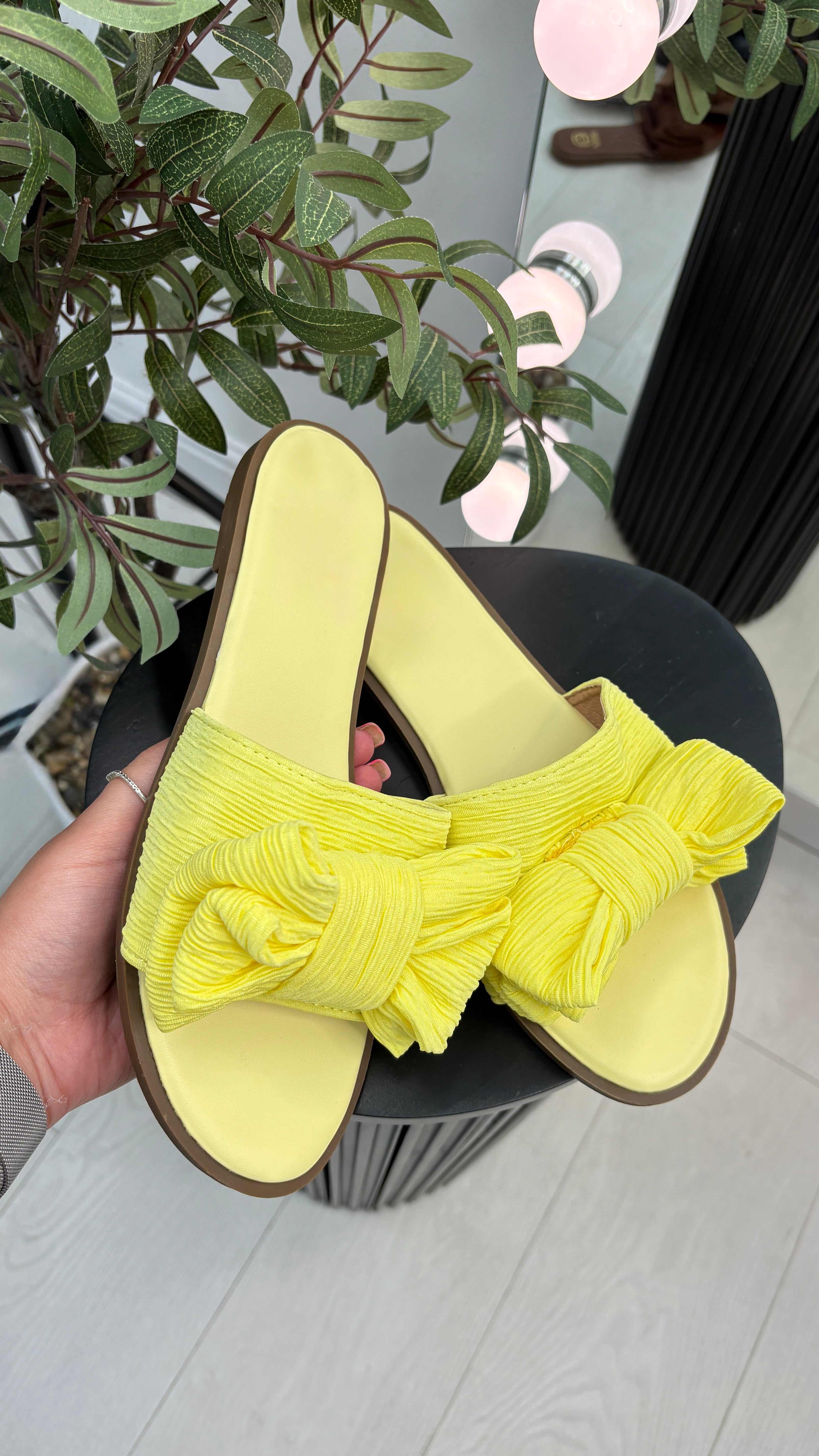 Hilda Bow Detailed Flat Sliders