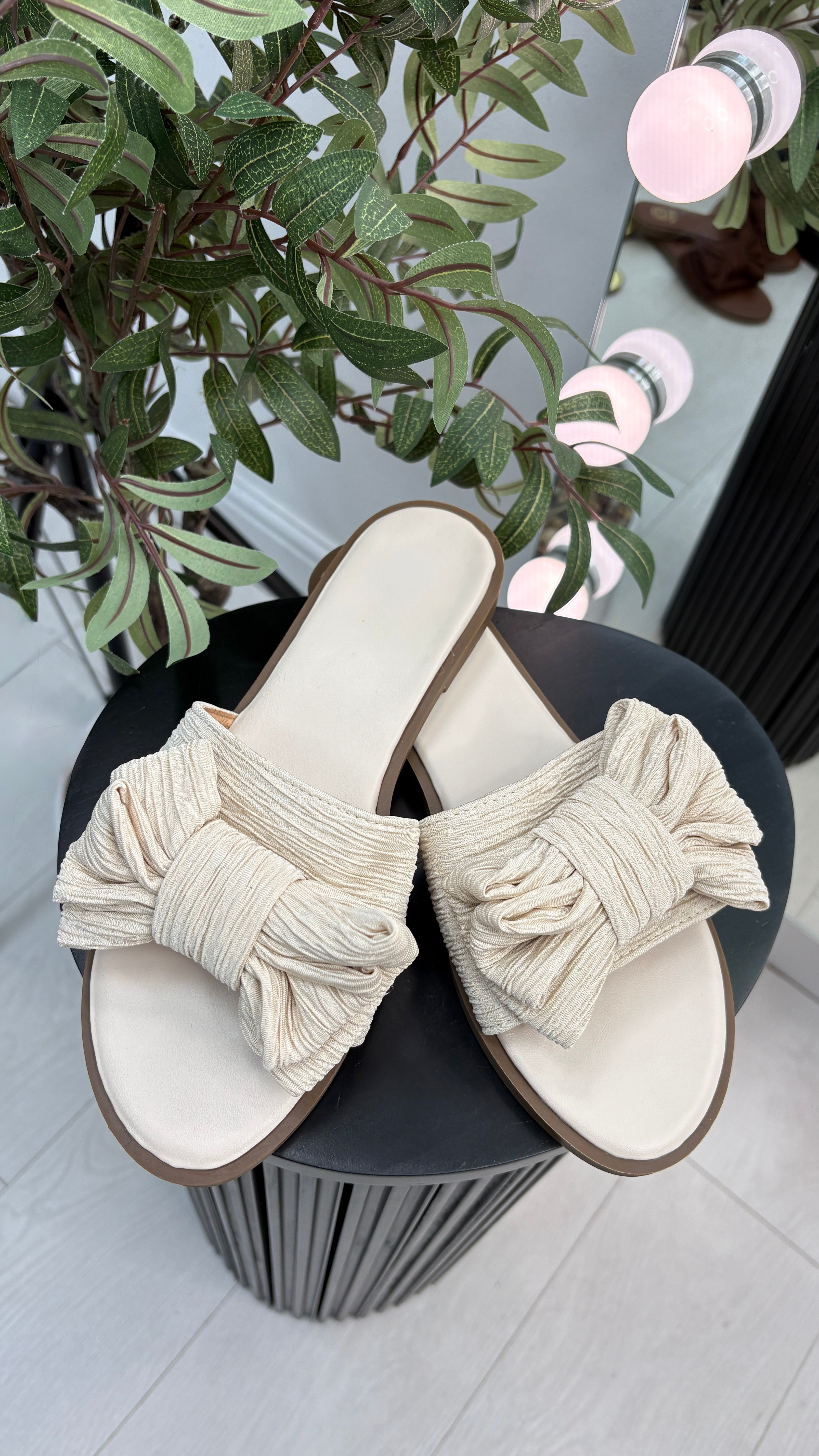 Hilda Bow Detailed Flat Sliders