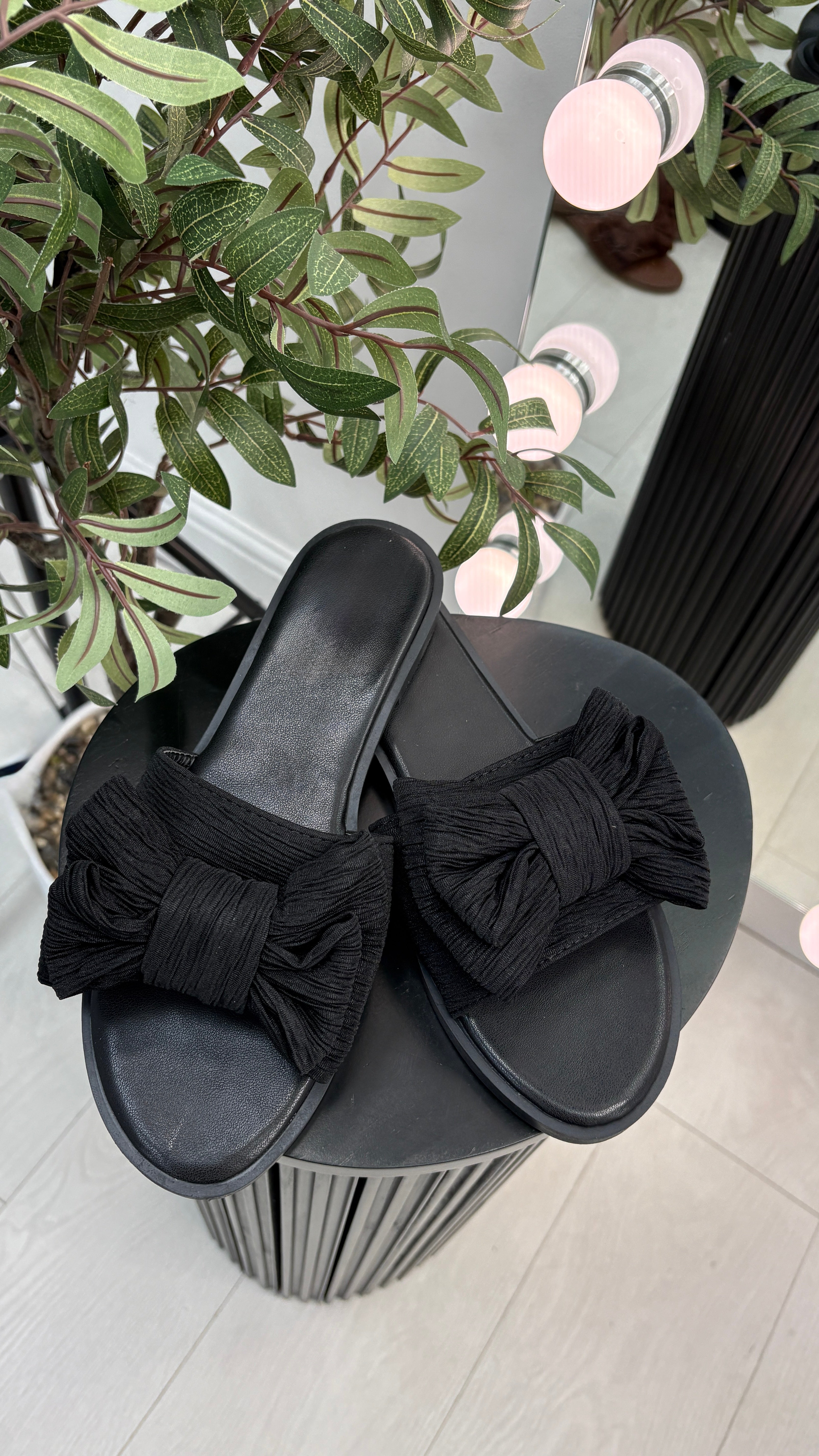Hilda Bow Detailed Flat Sliders