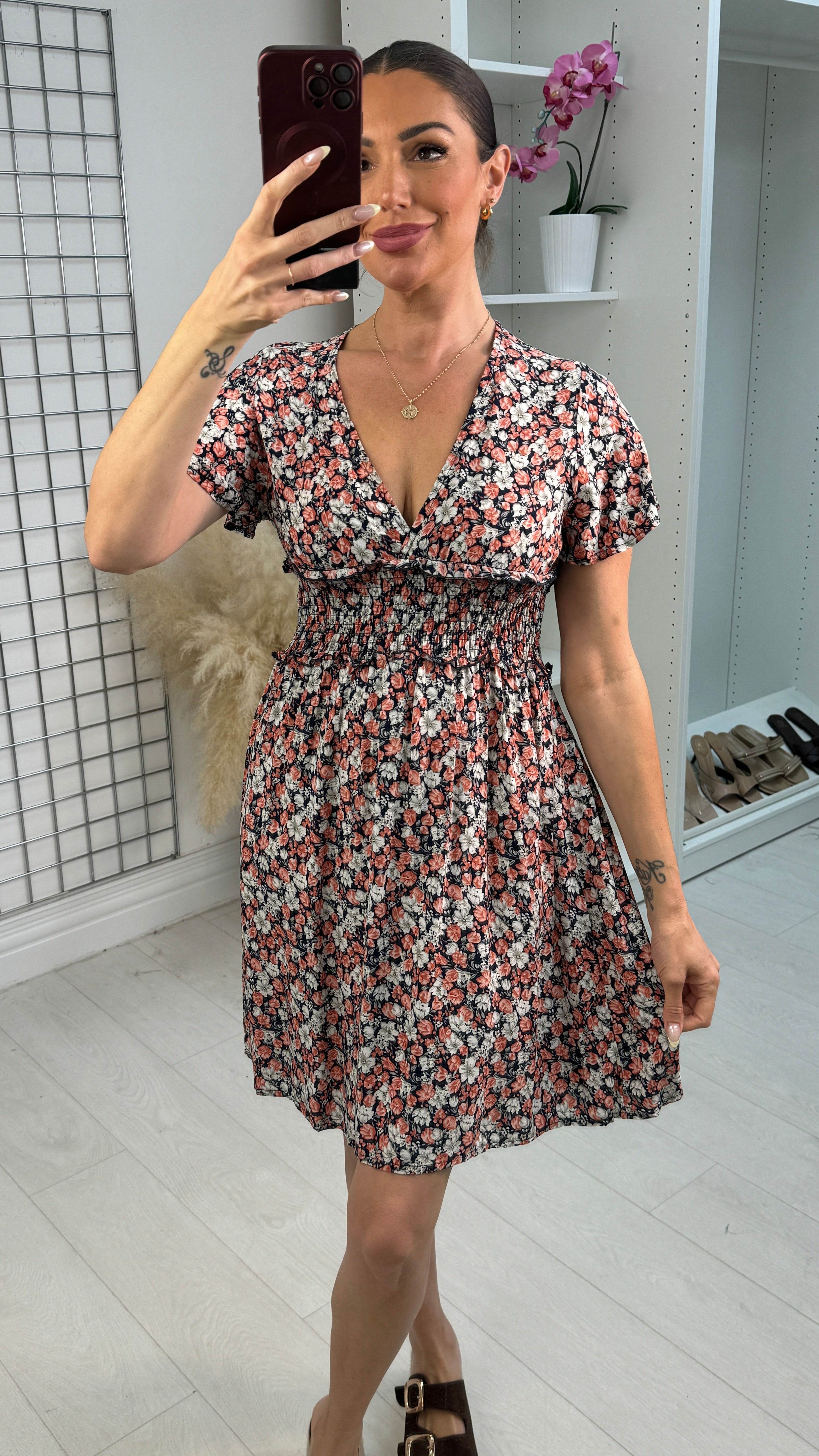 Que Floral Print V Neck Midi Dress