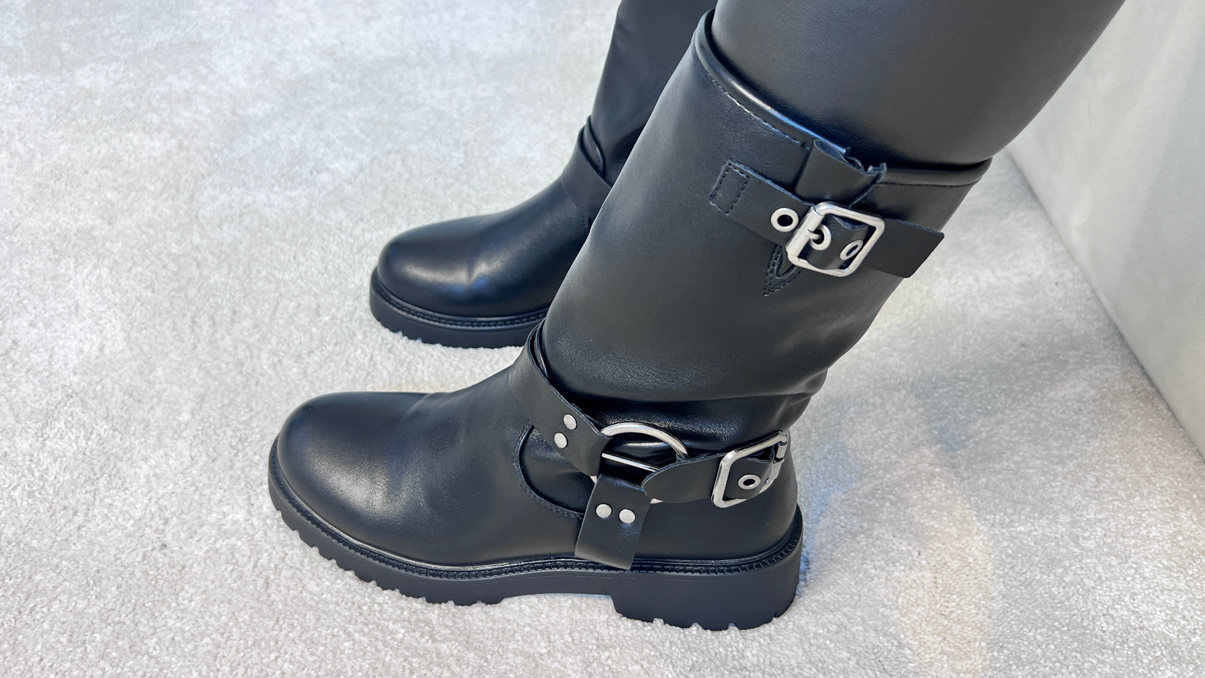 Beste Short Adjustable Buckle Detail Boots