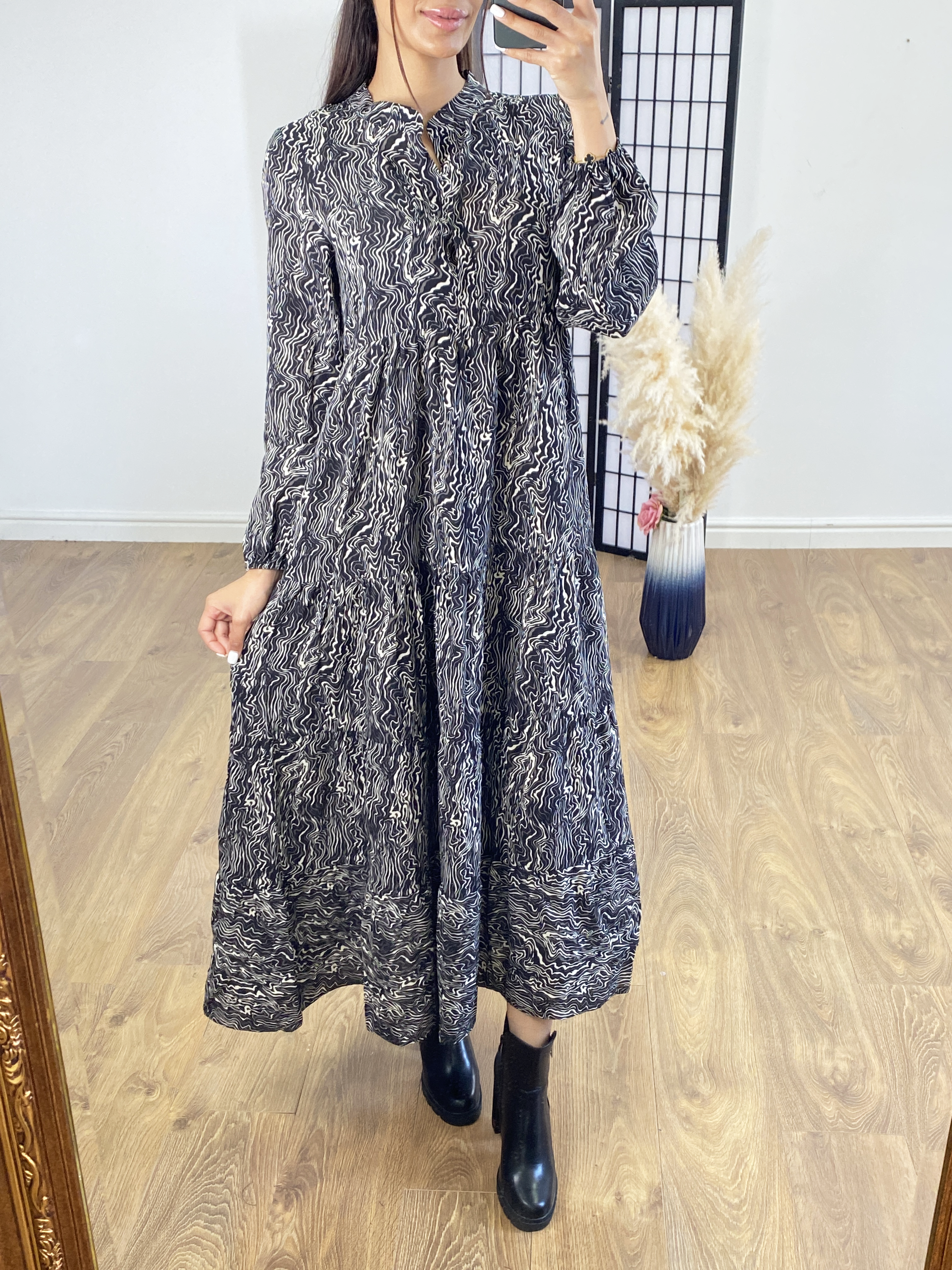 Eldora Monochrome Graphic Print Maxi Dress