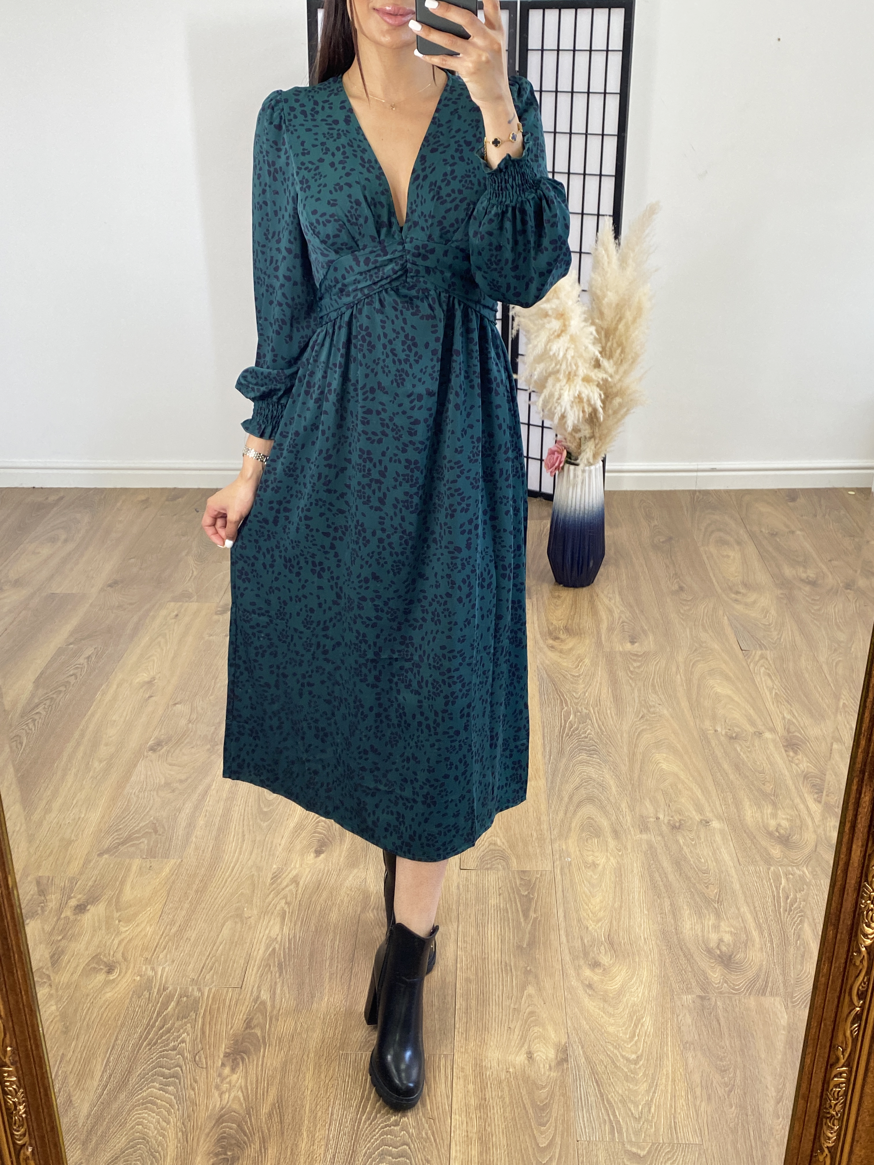 Otterley Graphic Print Puff Sleeve Midi Dress