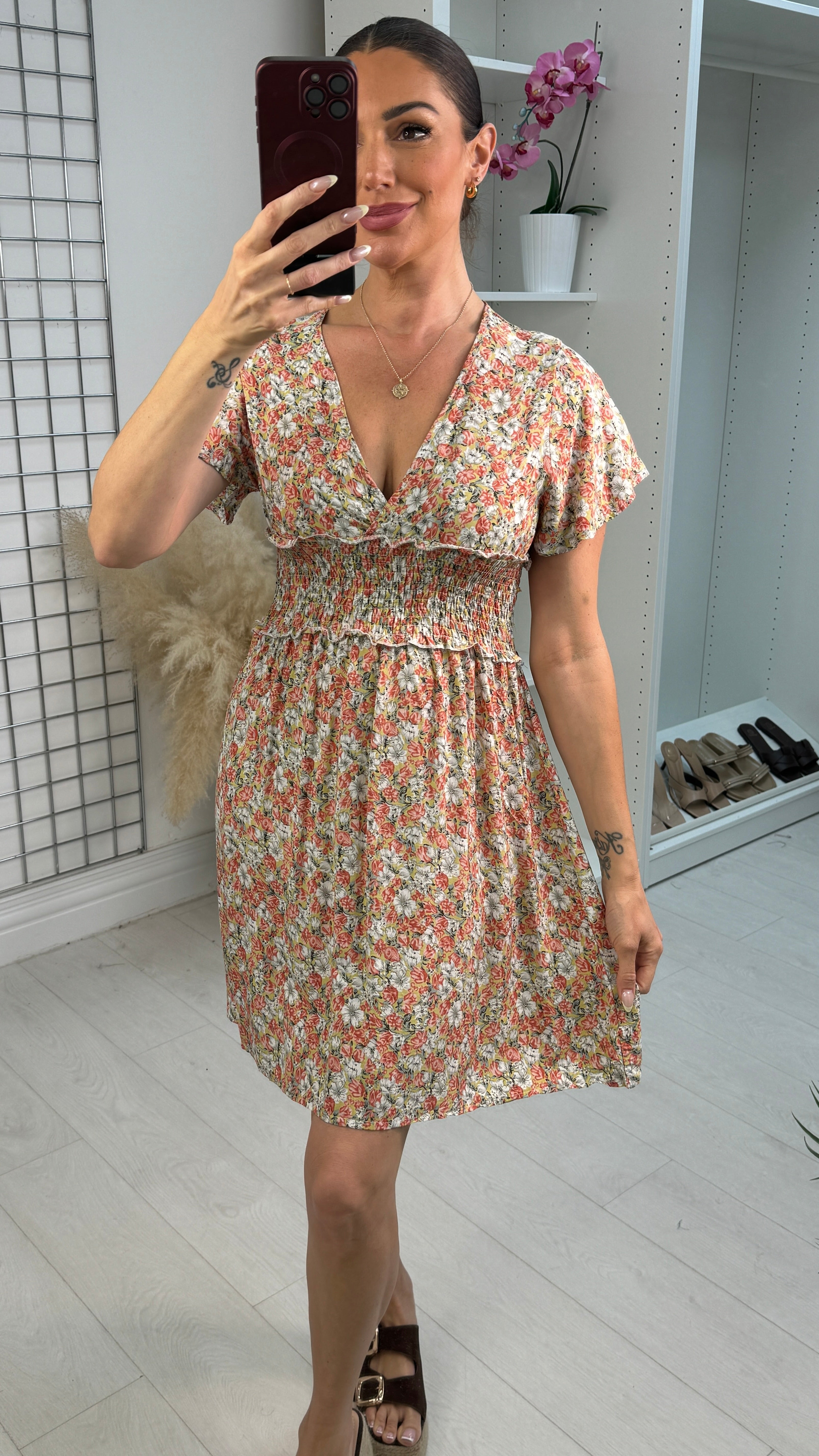 Que Floral Print V Neck Midi Dress