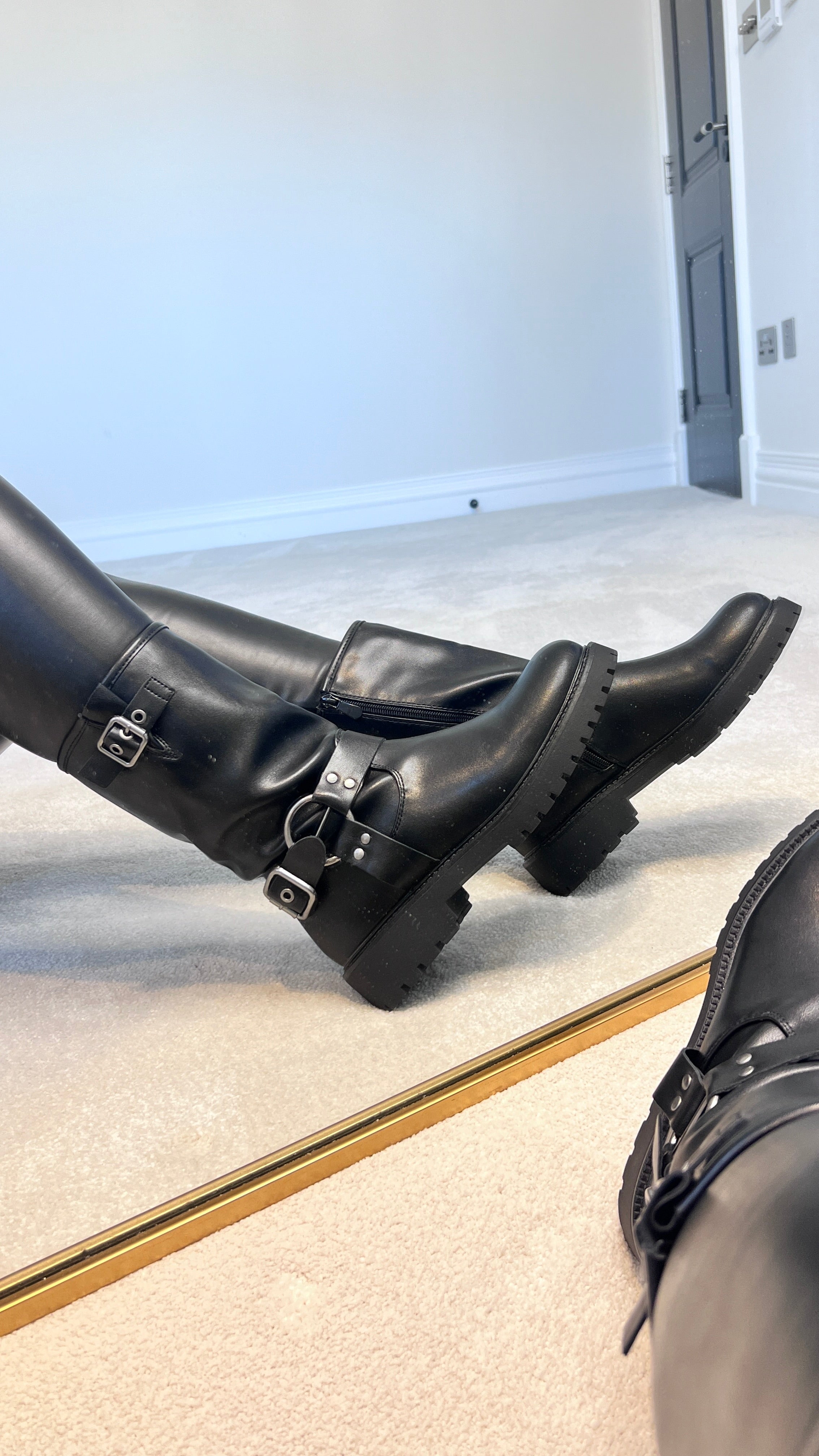 Beste Short Adjustable Buckle Detail Boots