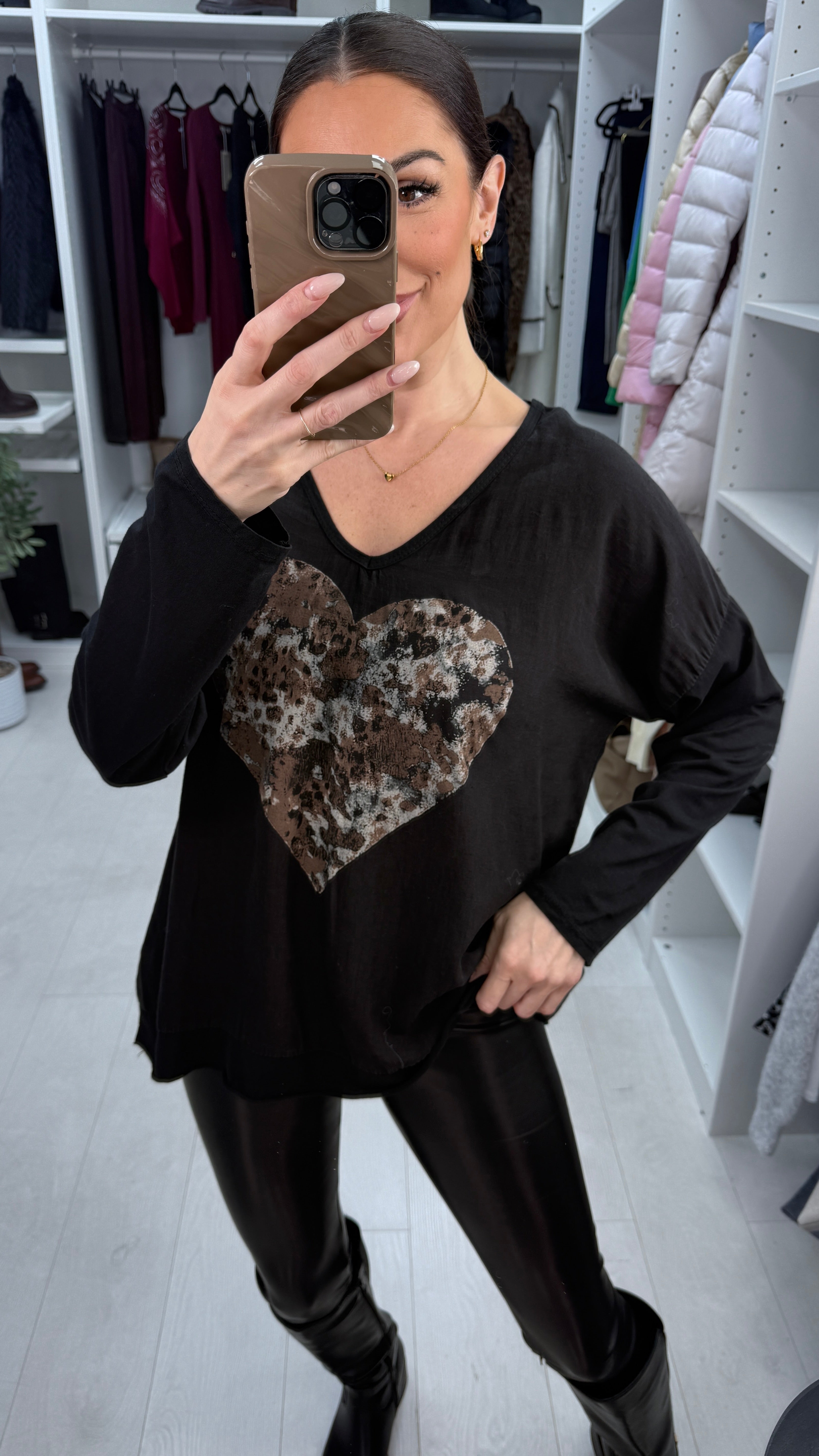 Lucianna Heart Detailed V Neck Linen T-Shirt
