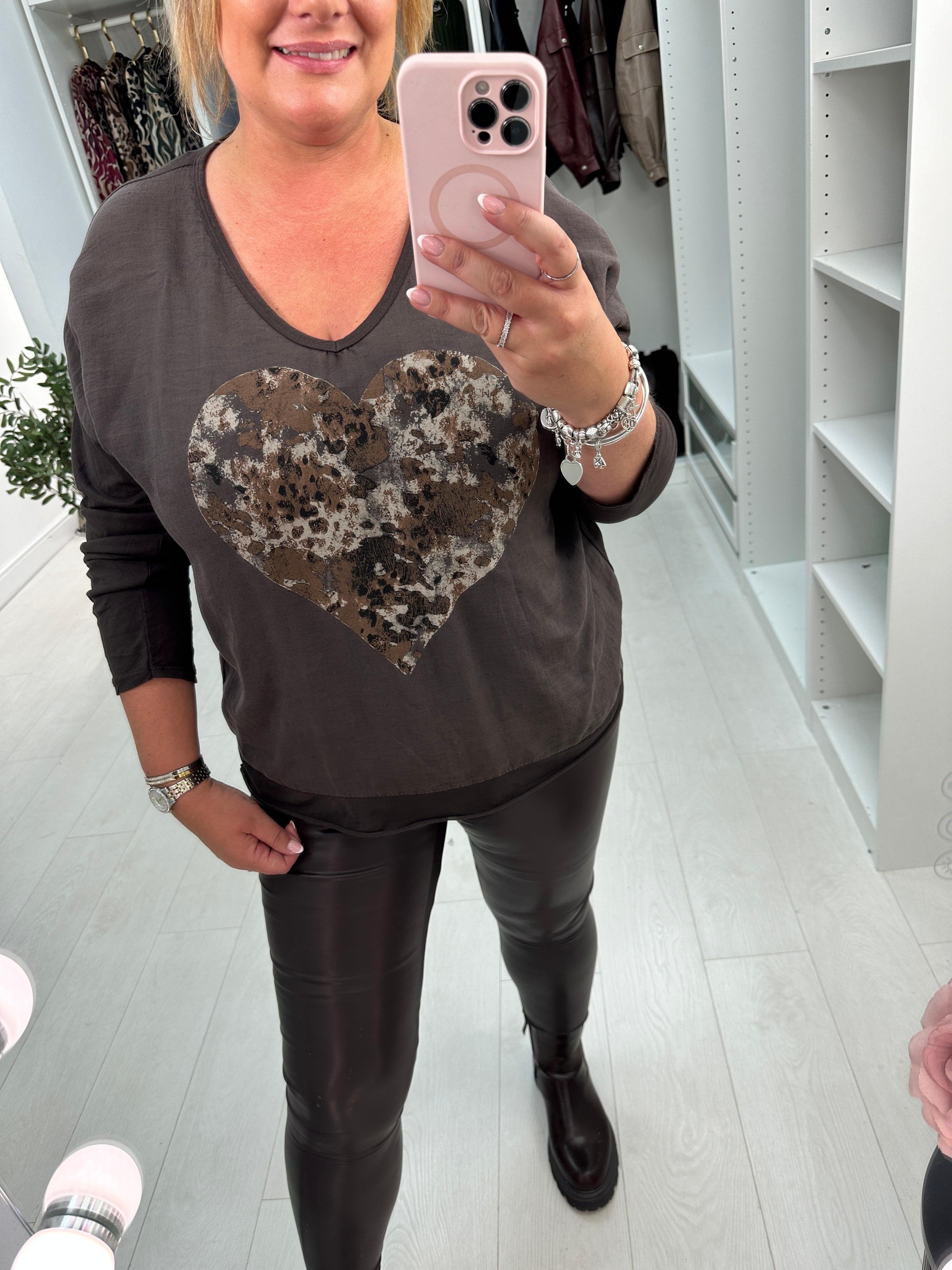 Lucianna Heart Detailed V Neck Linen T-Shirt