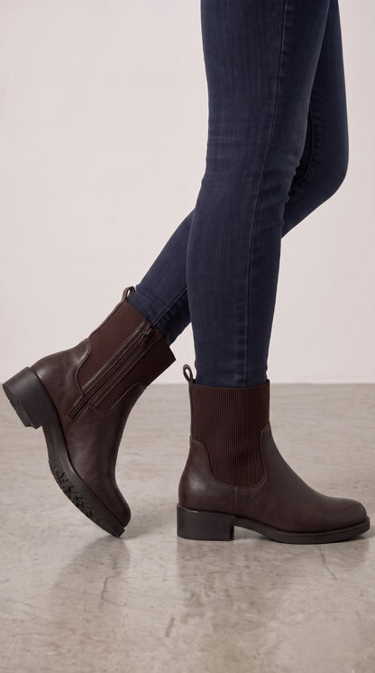 Lenny Faux Leather Ribbed Chelsea Boots