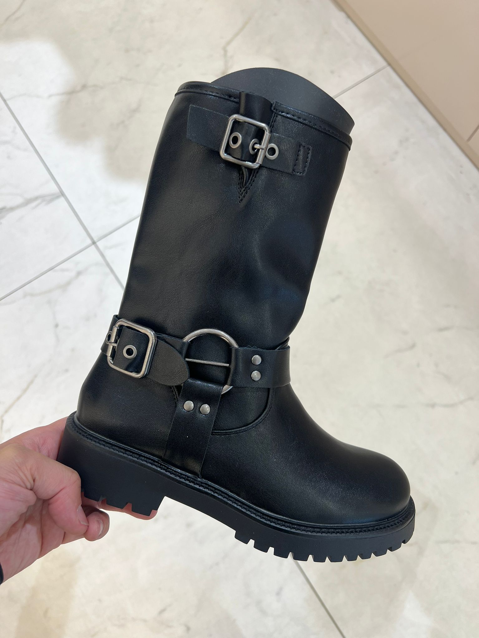 Beste Short Adjustable Buckle Detail Boots