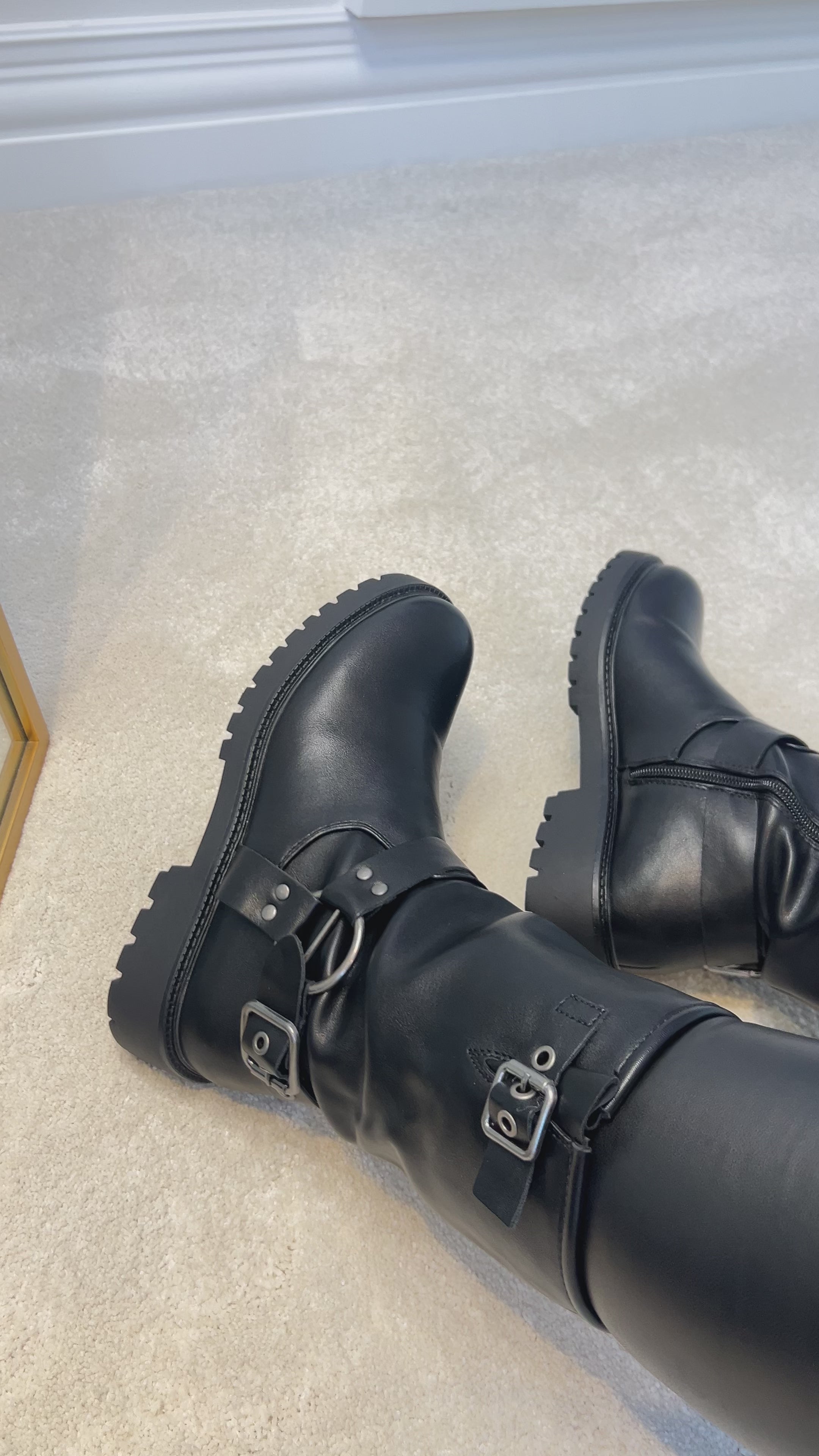 Load video: Beste Short Adjustable Buckle Detail Boots