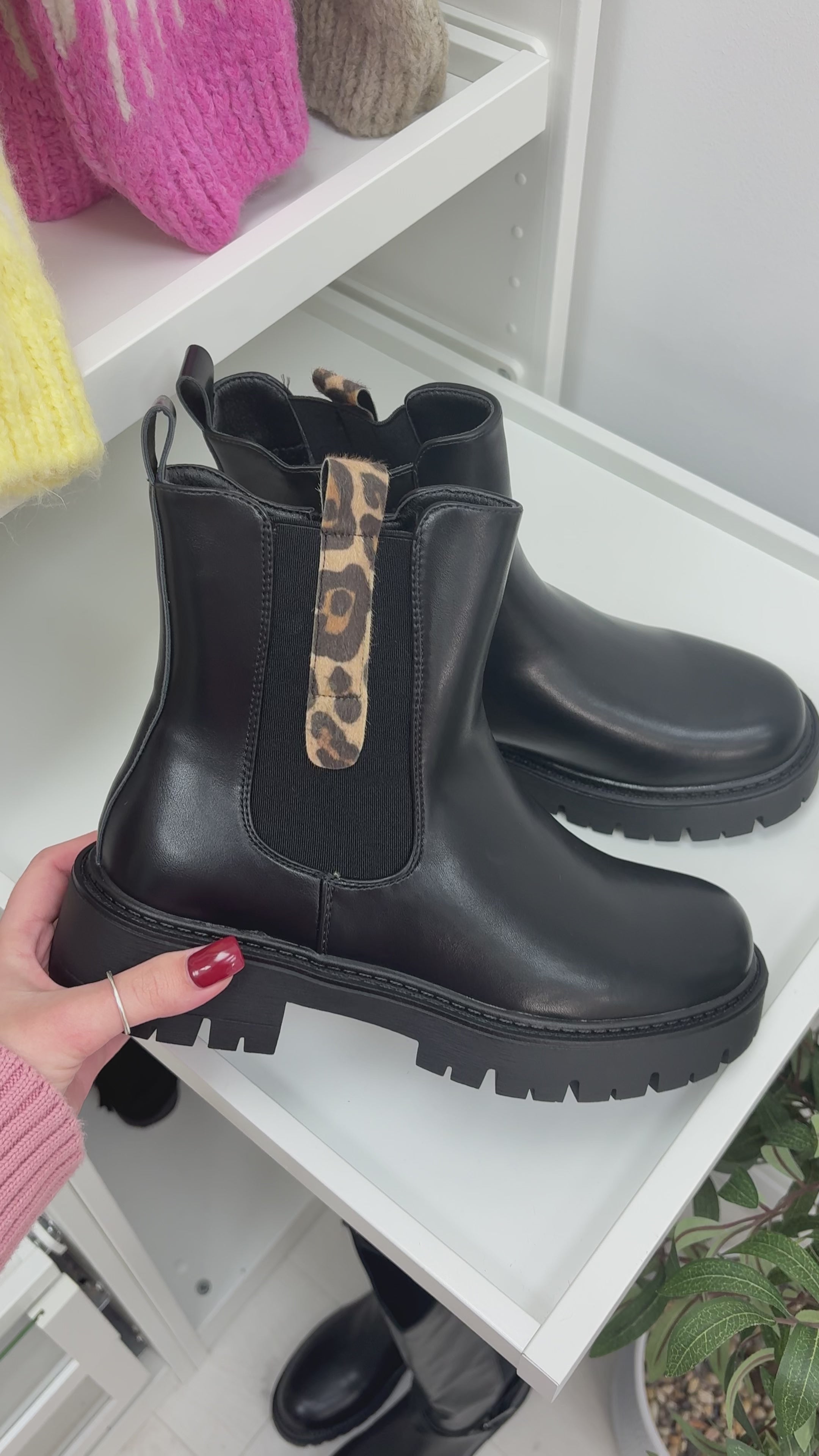 Load video: Isabella Leopard Print Detailed Chelsea Boots