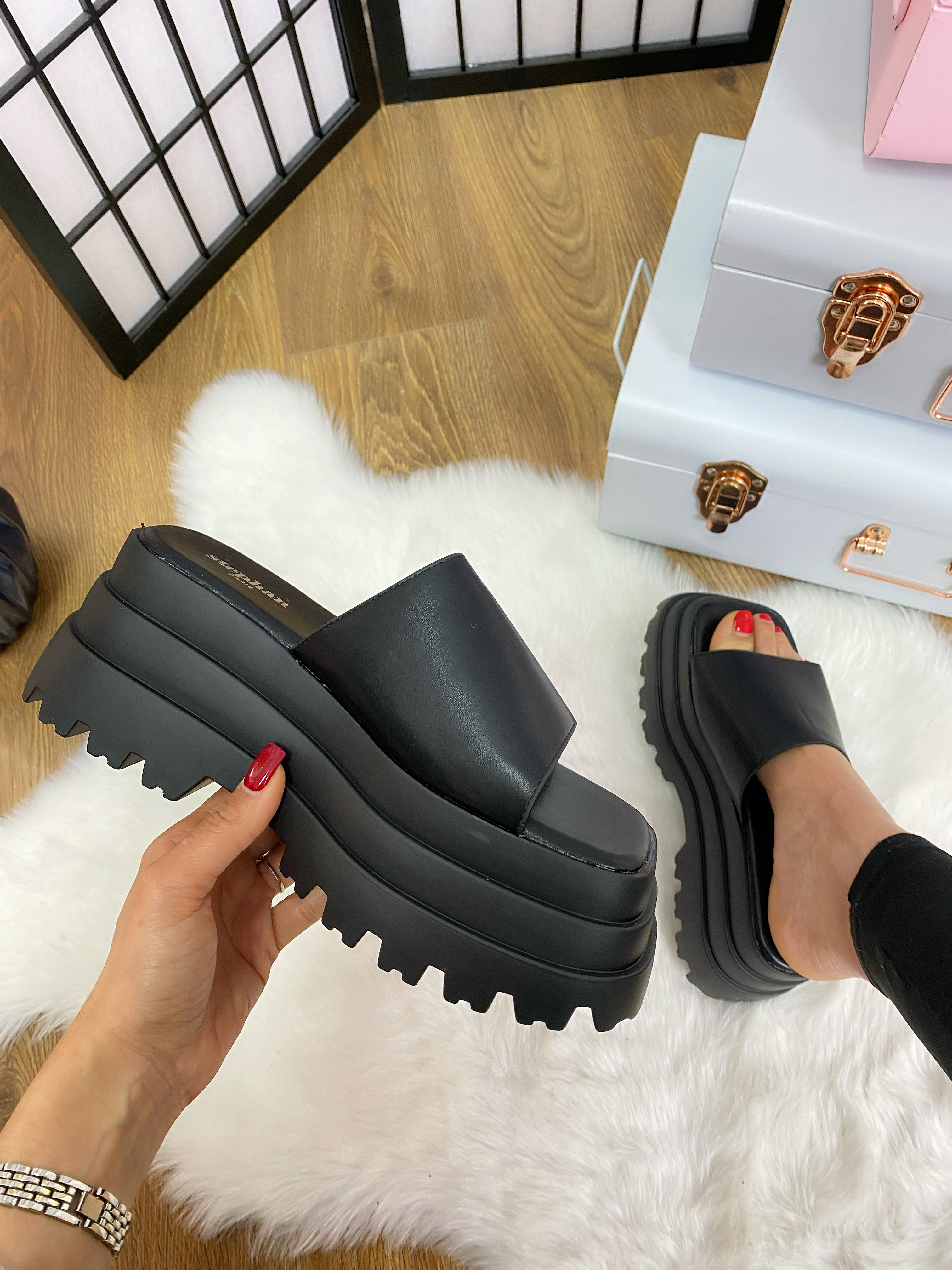 Sierra Ridged Sole Slider