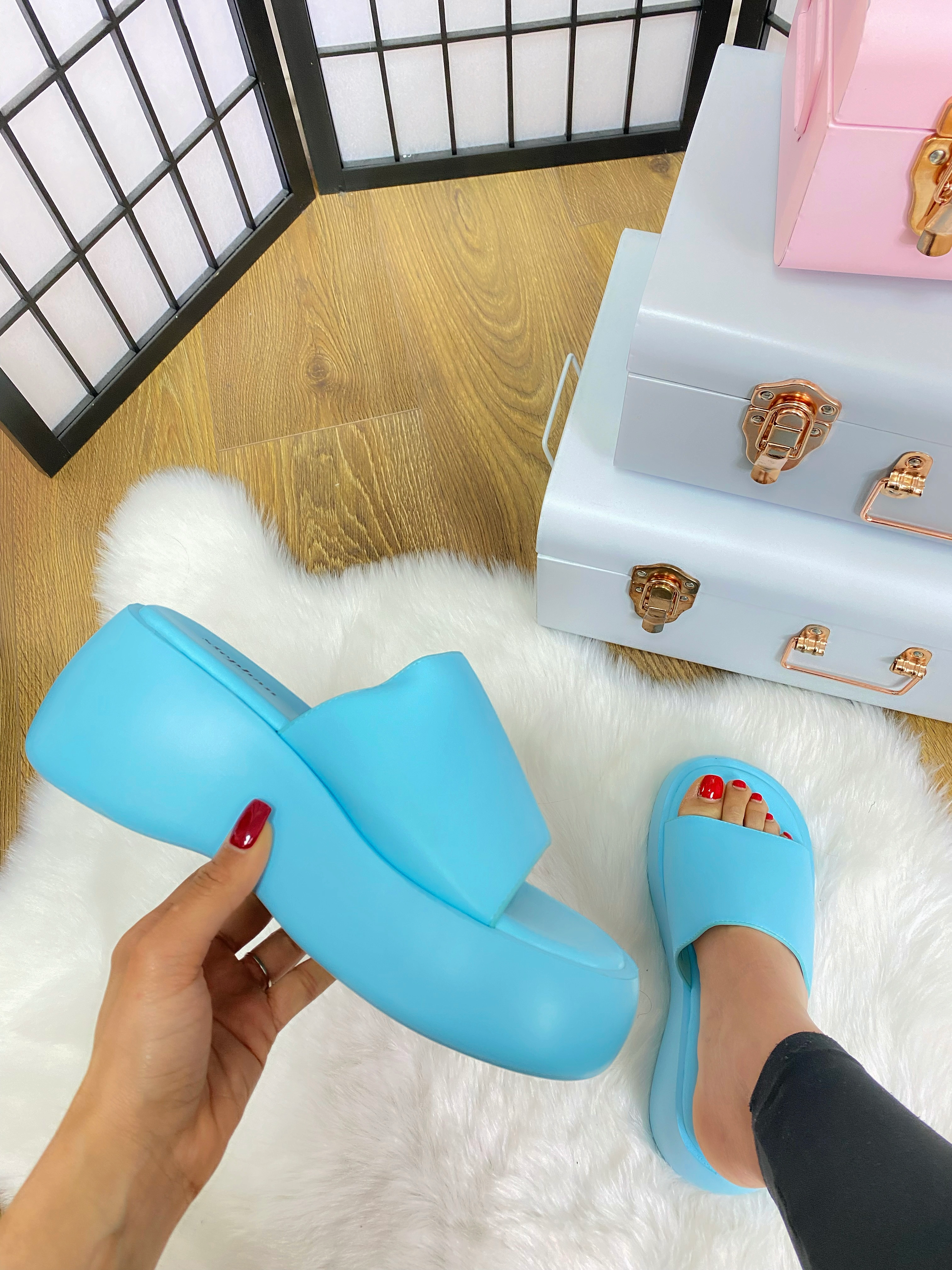 Charday Plain Platform Slider