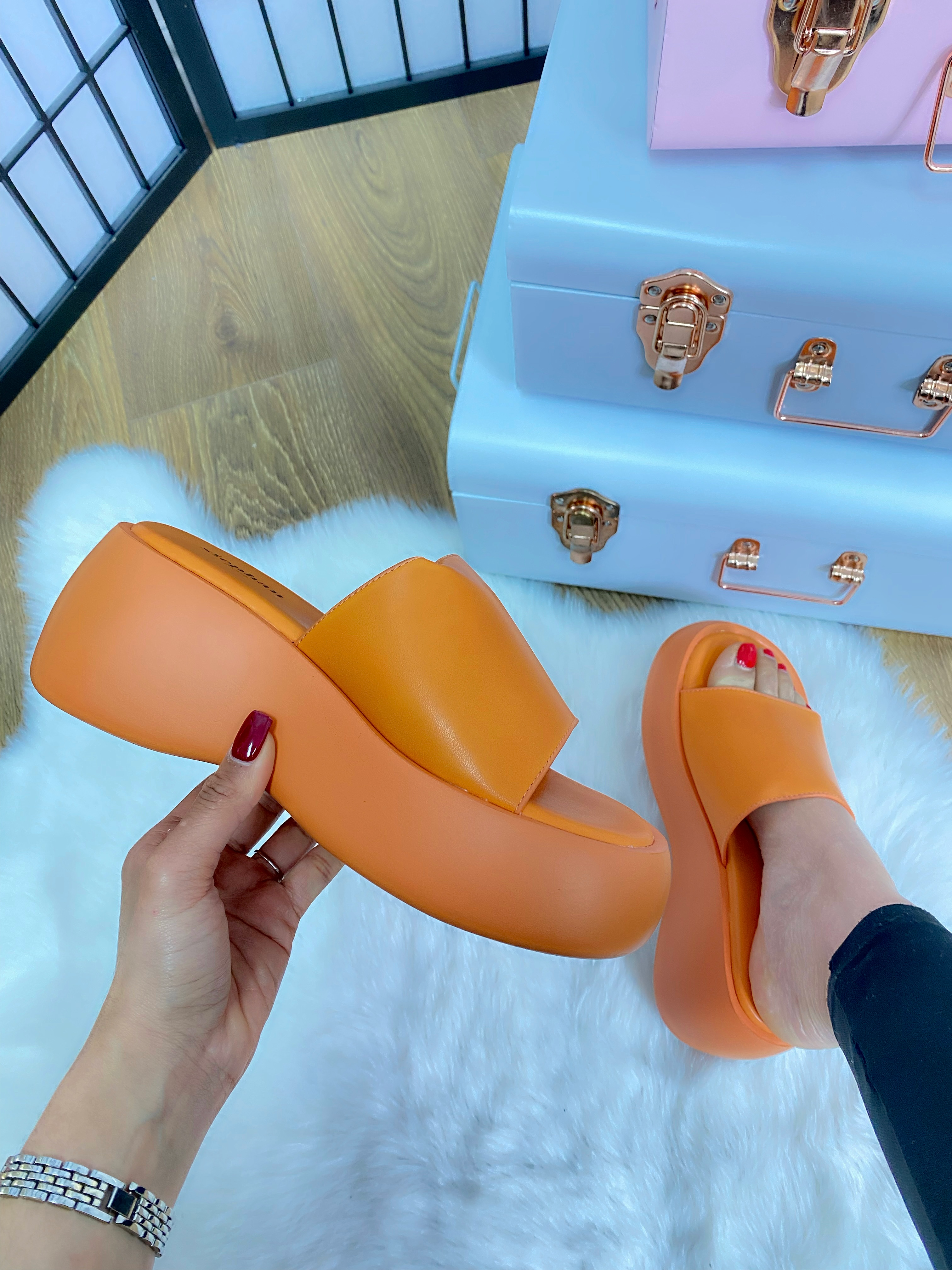 Charday Plain Platform Slider