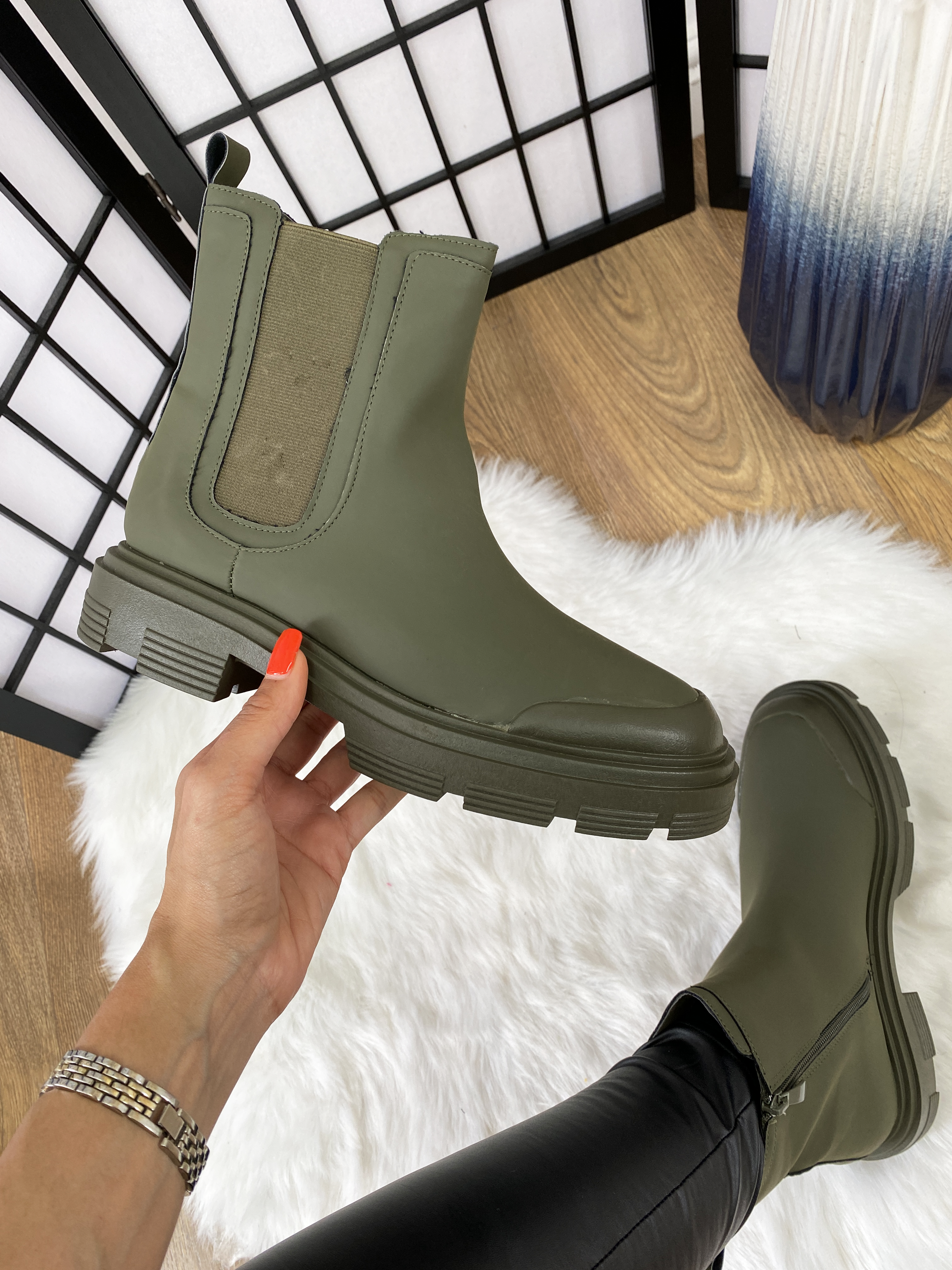 Robbins Plain Rubber Chunky Sole Chelsea Boots